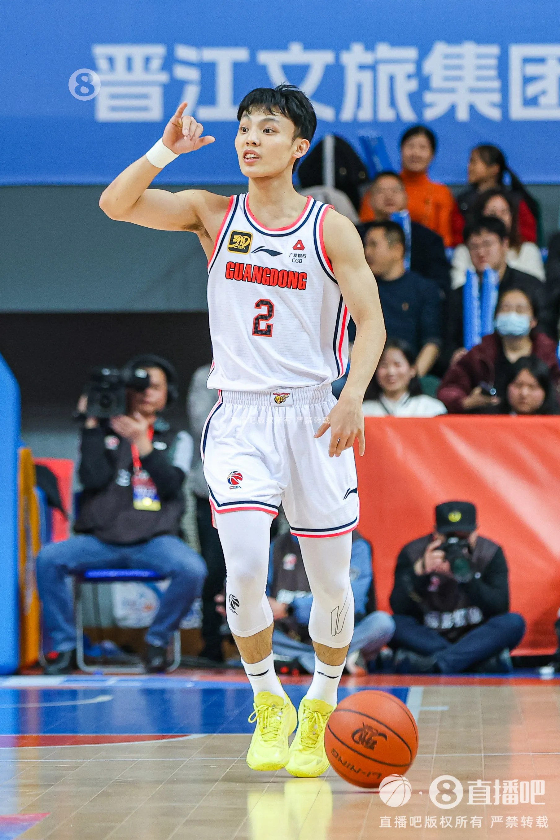 企鹅体育-四川男篮联手发力，赢得领先优势(四川队男篮)